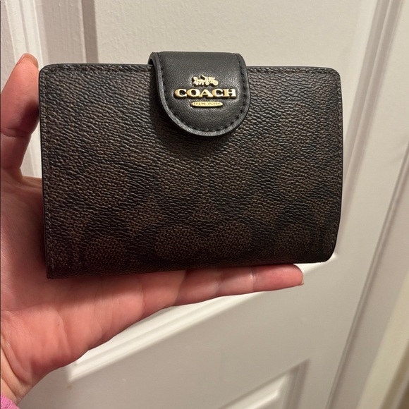 Medium Corner Zip Wallet In Signature Canvas - Picture 4 of 6